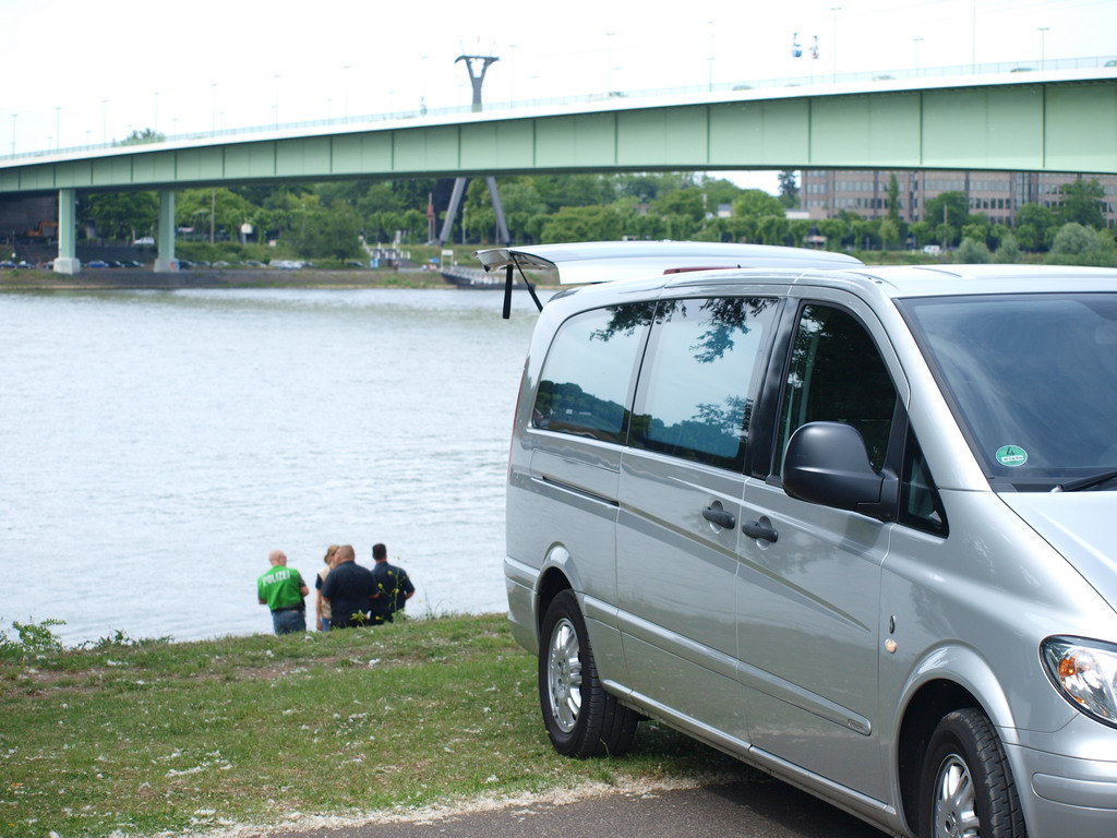 Wasserleiche angespuelt Koeln Deutz Rheinpark Hoehe Zoobruecke P20.JPG